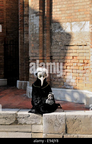 Carnaval de Venise. Le costume du médecin de la peste se compose d'un pardessus noir Longueur de la cheville et/ou robe faite de tissu épais. Banque D'Images