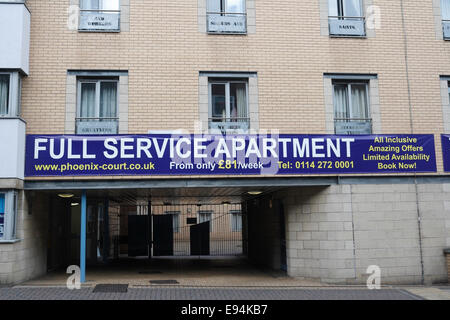 Publicité pour des appartements à service complet à Sheffield City centre Angleterre appartements à louer Banque D'Images