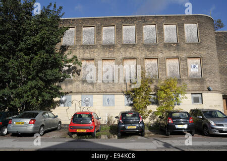 Voitures garées à l'extérieur d'une usine fermée à Shalesmoor Sheffield, en Angleterre, l'ancien Record Ridgeway travaille Banque D'Images