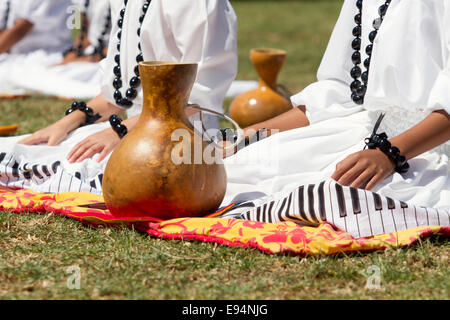 Les danseuses hawaïennes assis à côté d'Hawaiian gourds Banque D'Images