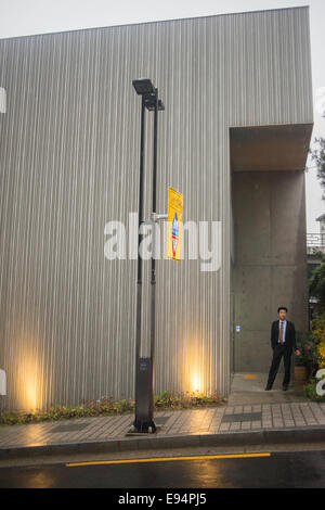 10 septembre 2013, Séoul, Corée du Sud - Corée - Une entreprise adaptée l'homme se trouve à l'extérieur l'un des rares buidlings de Bukchon en moderne Banque D'Images