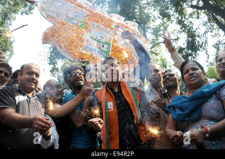 New Delhi. 19 Oct, 2014. Bharatiya Janata Party (BJP) partisans célébrer à l'extérieur de l'administration centrale et de l'Haryana BJP Maharashtra membres assemblée générale résultats élections sortir à New Delhi, Inde, 2014 octobre19. La décision de l'Inde BJP a gagné le contrôle de la capitale financière du pays grâce à une élection législative de Mumbai dans l'état de Maharashtra, tout en saisissant l'État de Haryana, du Palais des Congrès, a déclaré que le dépouillement des résultats dimanche. Credit : Partha Sarkar/Xinhua/Alamy Live News Banque D'Images