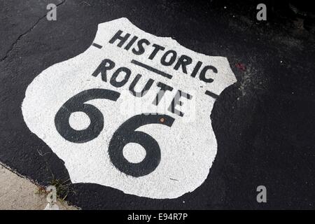 L'historique Route 66 insignes peints sur le tarmac. Pontiac, Illinois. Banque D'Images