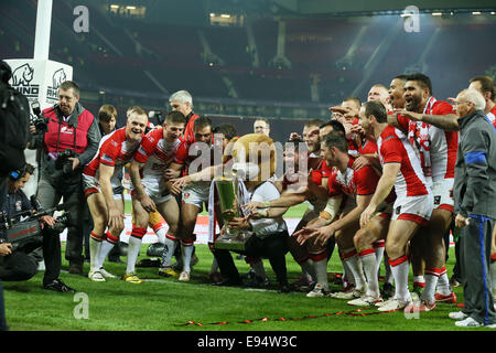 Manchester, UK. Oct 11, 2014. St Helens célébrer avec le trophée à la fin- première Grande Finale de l'utilitaire Super League - St Helens v Wigan Warriors - Stade Old Trafford - Manchester - Angleterre - 11 octobre 2014 - © Paul Currie/Sportimage/csm/Alamy Live News Banque D'Images