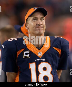 Denver, Colorado, États-Unis. 19 Oct, 2014. QB07 PAYTON Manning a l'air jusqu'à la jumbo tron pour voir son dossier TD passage étant réutilisé pendant le 2ème trimestre. à Sports Authority Field at Mile High dimanche après-midi. Les Broncos battre les 49ers 42-17. Credit : Hector Acevedo/ZUMA/Alamy Fil Live News Banque D'Images