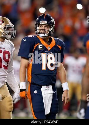 Denver, Colorado, États-Unis. 19 Oct, 2014. QB07 PAYTON MANNING, centre, ressemble à la ligne de touche après avoir jeté son dossier # 509 TD au cours du 2ème trimestre. à Sports Authority Field at Mile High dimanche après-midi. Les Broncos battre les 49ers 42-17. Credit : Hector Acevedo/ZUMA/Alamy Fil Live News Banque D'Images