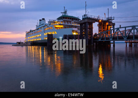 Mukilteo-Clinton ferry quitte pour l'île de Whidbey. Mukilteo, Washington, USA Banque D'Images