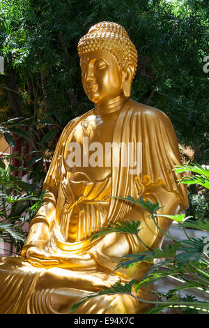 Golden Buddha statue au HSI Lai temple bouddhiste ; hauteur de l'Hacienda ; Californie ; USA Banque D'Images