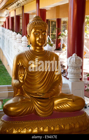 Golden Buddha statue au HSI Lai temple bouddhiste ; hauteur de l'Hacienda ; Californie ; USA Banque D'Images