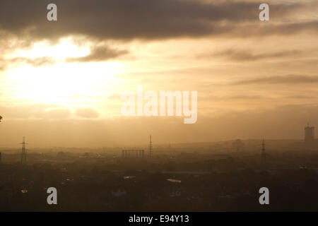 Wimbledon, Londres, Royaume-Uni. 20 Oct, 2014. Météo France : couleurs dramatiques commencent à se former au cours de matin lever du soleil sur une journée d'automne dans le sud-ouest de London Crédit : amer ghazzal/Alamy Live News Banque D'Images