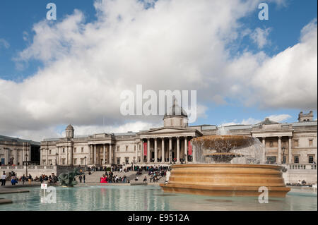 Trafalgar Square Londres début de matinée ensoleillée sur l'automne ou le printemps quand le soleil est bas dans le ciel Banque D'Images