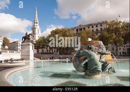 Trafalgar Square Londres début de matinée ensoleillée sur l'automne ou le printemps quand le soleil est bas dans le ciel Banque D'Images