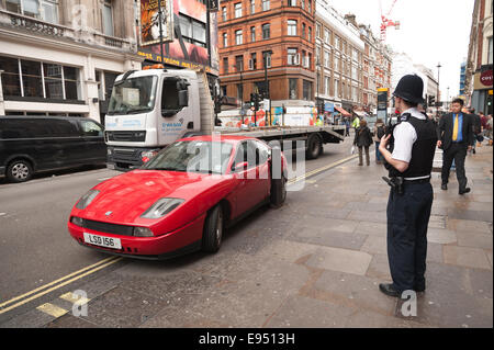 Shaftesbury Lane immobilisé comme un camion stationné un échafaudage shunts voiture rouge sur jaune double lignes dans un post en acier Banque D'Images