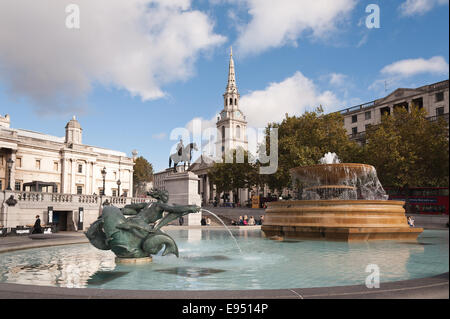 Trafalgar Square Londres début de matinée ensoleillée sur l'automne ou le printemps quand le soleil est bas dans le ciel Banque D'Images