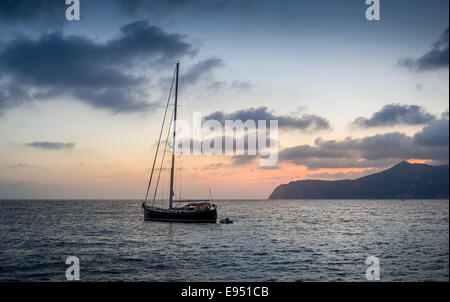 Yacht à voile au coucher du soleil Banque D'Images