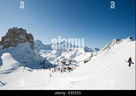 Les skieurs et les montagnes neige-couvertes, Aiguille percee, Tignes, Val-d'Isère, Savoie, Alpes, France Banque D'Images