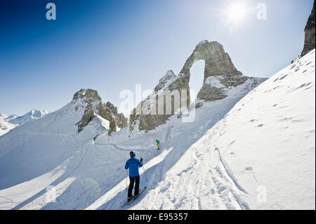 Les skieurs et les montagnes neige-couvertes, Aiguille percee, Tignes, Val-d'Isère, Département Savoie, Alpes, France Banque D'Images