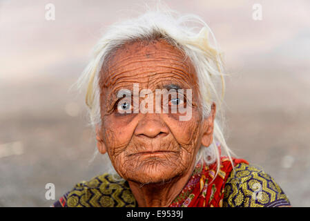 Vieille Femme indienne, portrait, Mumbai, Maharashtra, Inde Banque D'Images
