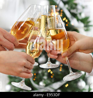 Noël ou Nouvel An fête. De personnes faisant un toast en l'arbre de Noël Banque D'Images