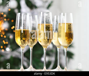 Noël ou Nouvel An fête. Champagne près de l'arbre de Noël Banque D'Images