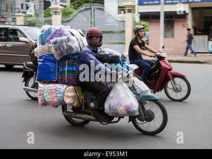 L'homme sur un vélo, Ho Chi Minh City, Vietnam Banque D'Images