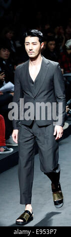 Cha Seung-Won, Oct 17, 2014 : l'acteur sud-coréen Cha Seung-Won présente une création de designer Songzio Collection de Séoul pendant S/S 2015 Seoul Fashion Week à Séoul, Corée du Sud. © Lee Jae-Won/AFLO/Alamy Live News Banque D'Images