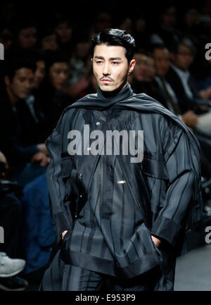 Cha Seung-Won, Oct 17, 2014 : l'acteur sud-coréen Cha Seung-Won présente une création de designer Songzio Collection de Séoul pendant S/S 2015 Seoul Fashion Week à Séoul, Corée du Sud. © Lee Jae-Won/AFLO/Alamy Live News Banque D'Images