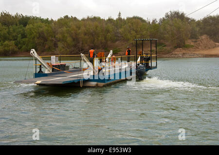 Ferry à travers l'Octha ponton Orange River, traversée d'Afrique du Sud en Namibie, Sendelingsdrif, Richtersveld, Afrique du Sud Banque D'Images