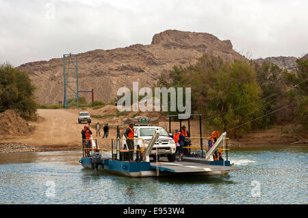 Voiture sur le ferry au ponton Octha la Rivière Orange entre l'Afrique du Sud et en Namibie, sur le chemin de la jetée de Sendelingsdrif Banque D'Images