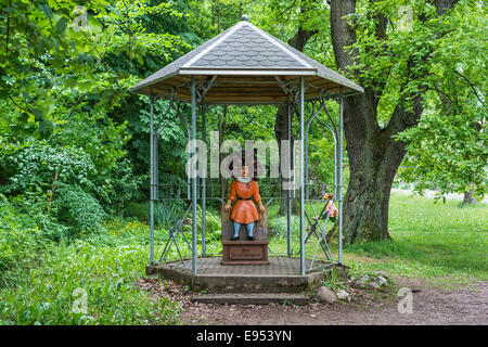 Kiosque avec le personnage titre du site "truwwelpeter' le livre d'enfants de Heinrich Hoffmann, sculpté dans le bois par Guenther Gerke Banque D'Images