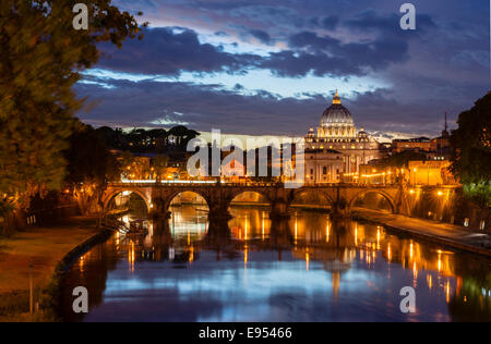 Vue du Ponte Umberto I à travers le Tibre pour Ponte Sant'Angelo et la Basilique de Saint Pierre, la Basilique di San Pietro, Rome Banque D'Images