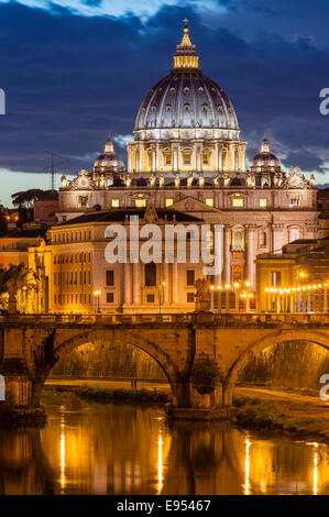 Vue du Ponte Umberto I à travers le Tibre pour Ponte Sant'Angelo et la Basilique de Saint Pierre, la Basilique di San Pietro, Rome Banque D'Images