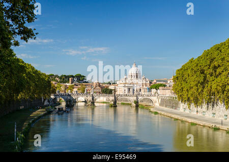 Vue du Ponte Umberto I à travers le Tibre pour Ponte Sant'Angelo et la Basilique de Saint Pierre, San Pietro, Rome, Latium, Italie Banque D'Images