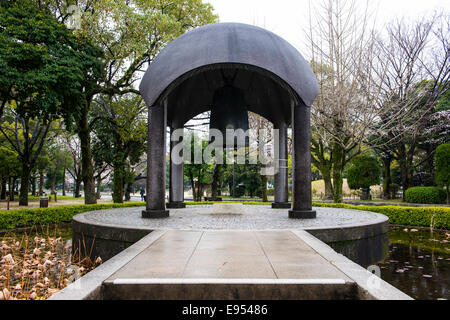 Bell Memorial dans le Hiroshima Peace Memorial Park, UNESCO World Heritage Site, Hiroshima, Japon, région de Chūgoku Banque D'Images