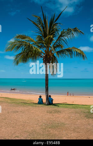 Les touristes en dessous d'une ville, Palm Beach, Broome, Australie occidentale Banque D'Images