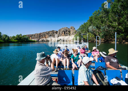 Les touristes sur un bateau de tourisme dans les gorges de Geikie, Kimberley, Australie occidentale Banque D'Images