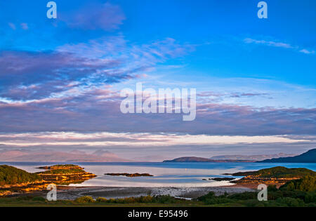 L'aube brumeuse sur l'île de Skye et Scalpay, vu depuis une baie sur le Loch Carron, près de Plockton, Wester Ross, Highlands, Scotland UK Banque D'Images