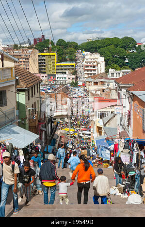 Rue animée dans la vieille ville, les escaliers, zone piétonne, Antananarivo, Madagascar, région d'Analamanga Banque D'Images