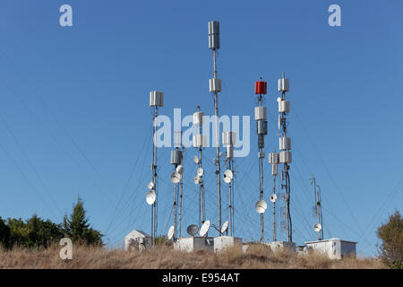 Les mâts de l'émetteur pour le téléphone mobile communication sur Monte Smith, Rhodes, Dodécanèse, Grèce Banque D'Images