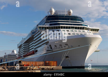 "Bateau de croisière Celebrity Silhouette' administré par Celebrity Cruises, sur la jetée, Rhodes, l'île de Rhodes, Dodécanèse, Grèce Banque D'Images