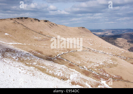 La fin de l'hiver la neige dans un paysage près de fauche dans le Derbyshire. Banque D'Images