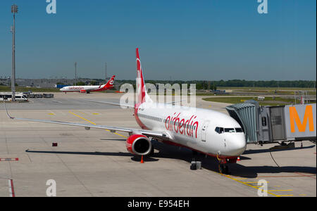 Air Berlin Boeing 737-8BK, à l'arrière un Air Berlin Boeing 737-86J, l'aéroport de Munich, Haute-Bavière, Allemagne Banque D'Images