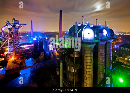 Landschaftspark Duisburg-Nord, parc public sur un ancien site industriel, illuminé la nuit de pleine lune Banque D'Images