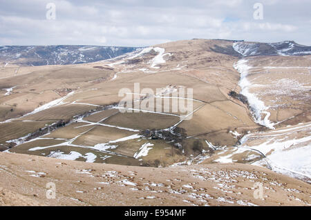 Paysage d'hiver près de fauche dans le High Peak, Derbyshire. Vue de Kinder Scout. Banque D'Images