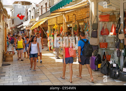 Rue commerçante de la vieille ville, Bodrum, Muğla Province, Région de l'Egée, la Turquie Banque D'Images