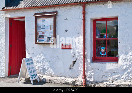 Petite boutique pittoresque sur la rue Main à la vente village Plockton bonneterie fabriqués localement et souvenirs, les Highlands écossais en Écosse Banque D'Images