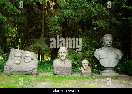 Les bustes de Engels, Marx, Lénine et Staline, dans la collection de sculptures Kapsukas Grutas Park, Vilnius, Lituanie Banque D'Images