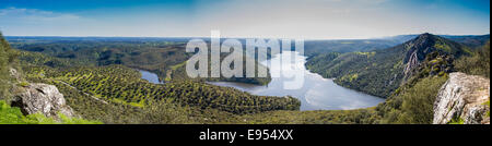 Panorama de la Rio Tajo endigué dans Monfraguee Parcs Nationaux, réserve de biosphère de l'UNESCO, l'Estrémadure, Espagne Banque D'Images