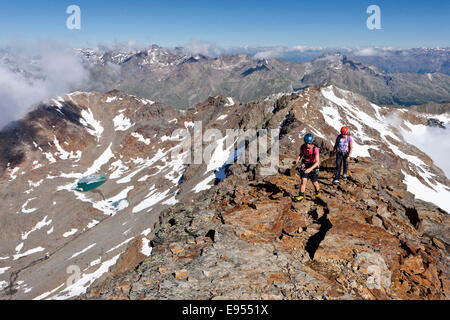 Les alpinistes lors de l'ascension au Mont Hintere Eggenspitze via la crête du sommet, dans la région de Ultental ou la vallée de Val d'Ultimo, le Tyrol du Sud Banque D'Images