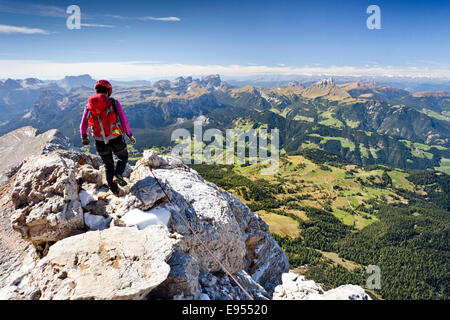 Climber descendant du Zehnerspitze Zehner-Ferrata au cours de la dans la Fanes, Fanes-Senes-Prague, vue de la Val Badia Banque D'Images